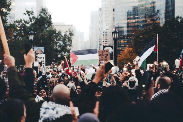 Comment les mouvements sociaux récents redéfinissent-ils le paysage politique ?